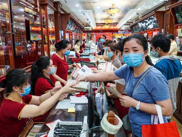 Ảnh: Giá vàng liên tục 'lên đỉnh', dân Hà Nội đổ xô đi bán nhưng vẫn kiên nhẫn xếp hàng, nghiêm túc phòng dịch