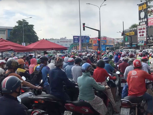 Video: Người dân nhích xe từng chút một do xuất hiện 'hố tử thần' sau trận mưa lớn ở Sài Gòn