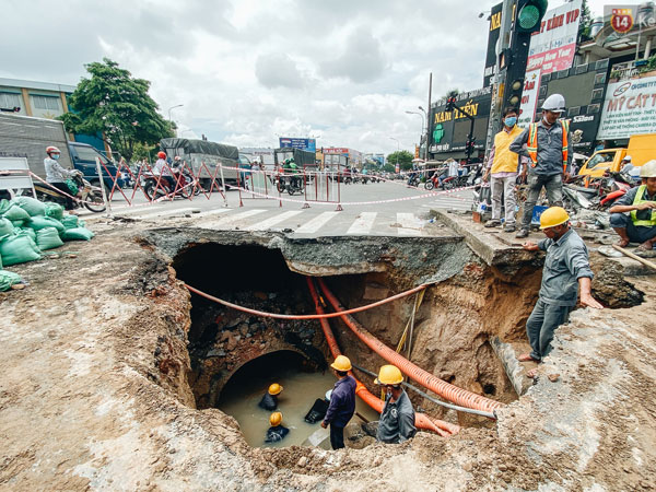 Cận cảnh hố 'tử thần' khổng lồ ngay ngã tư ở Sài Gòn, nguyên nhân do cống tôn bị vỡ gây sụt đường