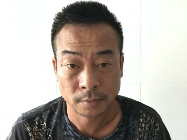 'Ngáo đá' dùng dao cướp xe máy rồi tự tưới xăng lên người