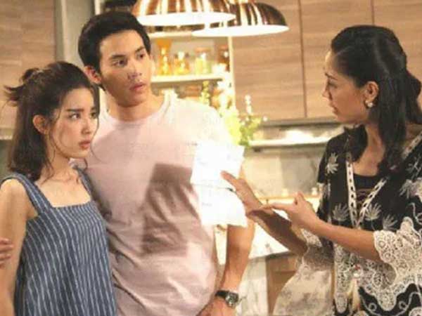 Nghe lời mẹ, chàng trai bỏ bạn gái làm phục vụ ở nhà hàng, 10 năm sau gặp lại hắn nghẹn ngào tự chửi mình ngu