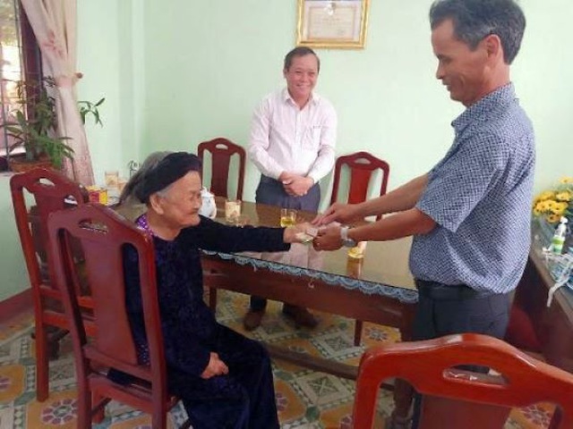 Mẹ Việt Nam Anh hùng 94 tuổi 2 lần ủng hộ tiền chống Covid-19