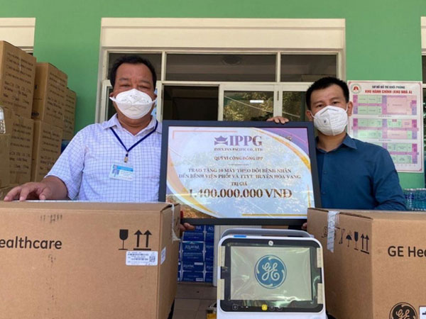 Bố chồng tỷ phú của Hà Tăng - Johnathan Hạnh Nguyễn tặng 10 máy theo dõi bệnh nhân trị giá 1,4 tỷ hỗ trợ Đà Nẵng chống dịch