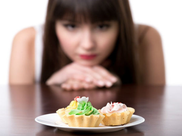 Ăn nhiều đường khiến bạn nhanh già ngang với hút thuốc lá, nếu cơ thể xuất hiện 5 dấu hiệu này thì cần xem lại ngay những gì bạn hay ăn