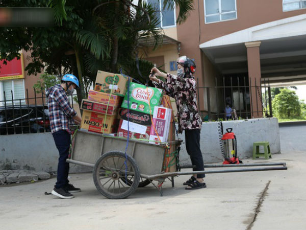 Cận cảnh khu chung cư ở Hoài Đức bị cách ly vì liên quan bệnh nhân 785: Mỳ tôm và thực phẩm được tiếp tế liên tục