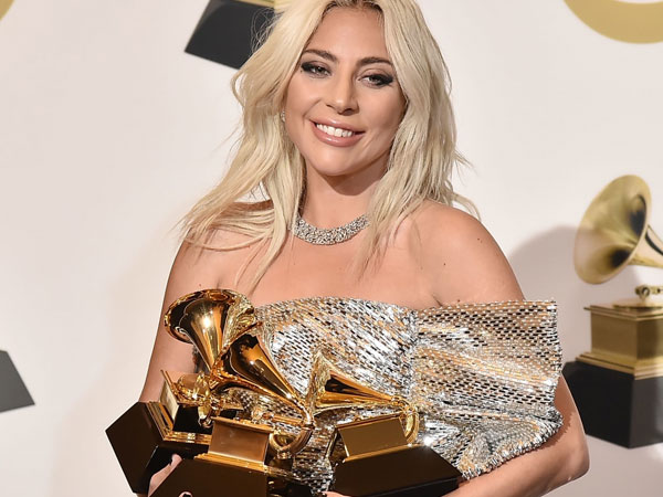 Rầm rộ tin Lady Gaga đang mang bầu 8 tháng với bạn trai cũ trong khi đang hẹn hò nhà đồng sáng lập Facebook