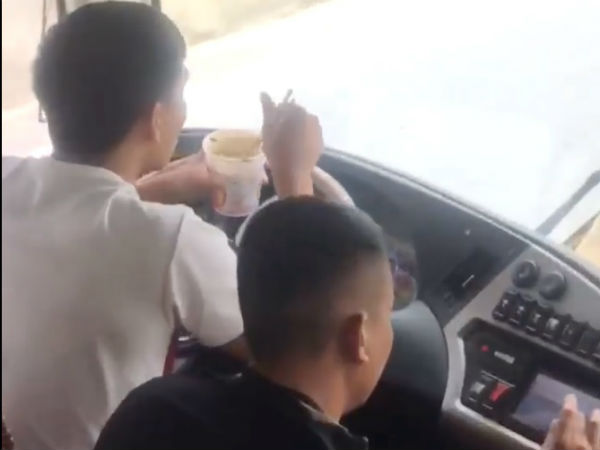 Tước giấy phép lái xe của tài xế vừa ăn mỳ tôm vừa lái xe khách