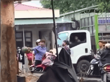 Video: Nữ nhân viên cầm mũ cối đập vào người đàn ông cố vượt thanh chắn tàu