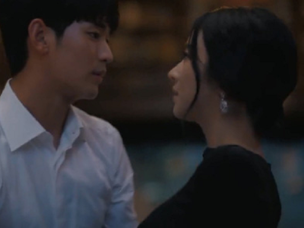 'Điên thì có sao': Kim Soo Hyun bế bổng Seo Ye Ji lên giường sau khi bị bạn gái từ mặt