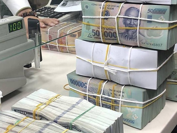 Lãi suất tiếp tục giảm sâu, dư tiền trăm ngàn tỷ chảy về đâu