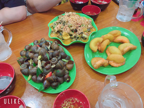 Gọi một đĩa ốc hấp nhưng bị tính tiền thành 2, chàng trai thắc mắc thì bị chủ quán đáp ngay câu 'xanh rờn'