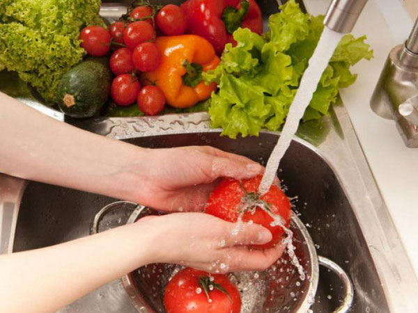 WHO khuyến cáo: Đi chợ, rửa rau, giặt đồ trong mùa COVID-19, cần thực hiện đúng để bảo vệ gia đình khỏi sự lây lan của virus