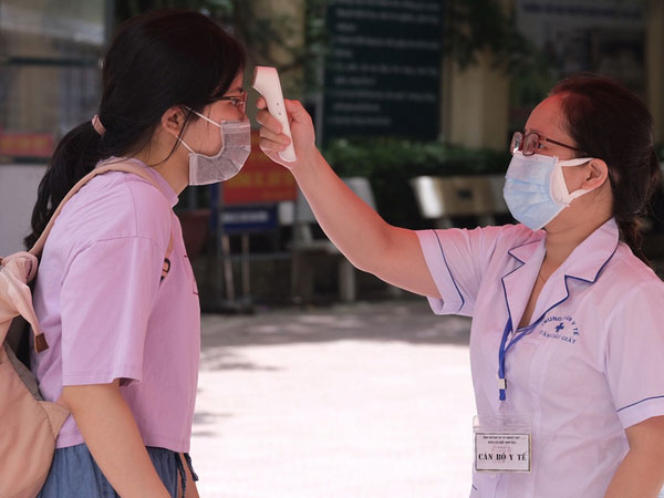 Thí sinh bước vào ngày thi tốt nghiệp THPT đầu tiên