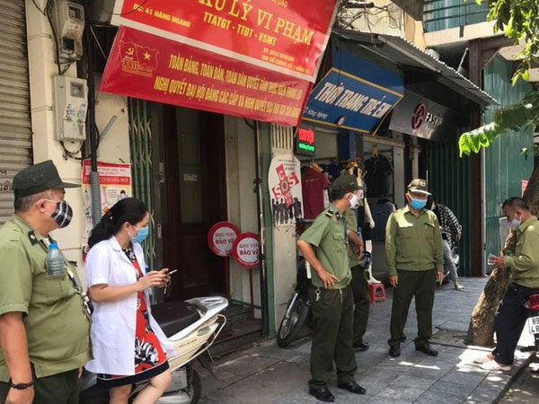 Hà Nội: Gần 30 trường hợp bị xử phạt vì không đeo khẩu trang