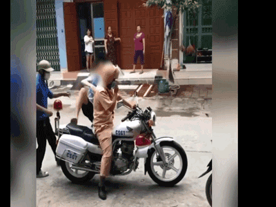 Clip nam sinh ngủ quên 'nổi' nhất MXH sáng nay: Anh trai chạy về phá cửa để CSGT đưa đến điểm thi