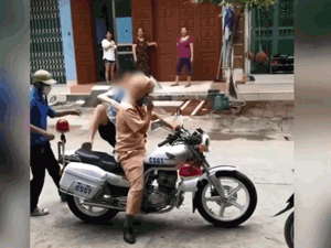 Nam sinh lên tiếng vụ ngủ quên khiến anh trai phải phá cửa, CSGT đến tận nhà đưa đi thi