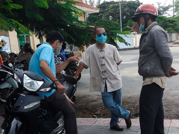 Đợi con làm bài thi tốt nghiệp, 3 ông bố đứng trước cổng bỗng nhiên thành bạn chia sẻ 'tâm đắc dạy con'