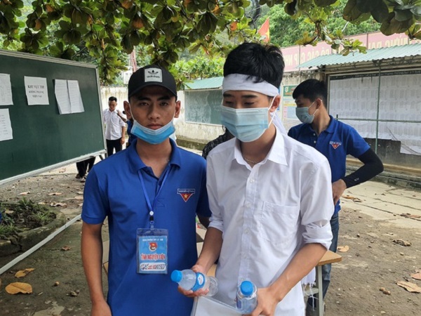 Thí sinh Nghệ An đeo khăn tang đến trường dự thi