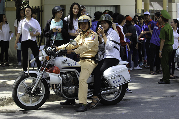 Thanh niên 'sướng nhất năm': Ngủ quên được cả CSGT và tình nguyện viên đến tận nhà chở đi