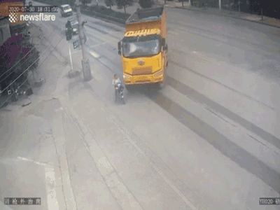 Video: Xe tải chèn nát xe máy điện, nuốt người phụ nữ vào gầm, cảnh cuối khiến tất cả 'đứng tim'