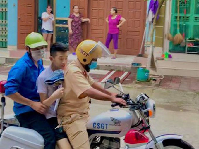 Nam sinh ôn bài đến 3h sáng rồi ngủ quên trước kỳ thi: Từng đạt nhiều giải thưởng, sáng chế máy sát khuẩn toàn thân tự động đặt tại cổng trường