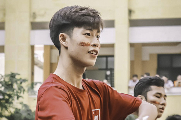 Trai đẹp đeo khẩu trang đi thi vẫn bị soi ra nhan sắc, bất ngờ là một cái tên quen thuộc trên MXH