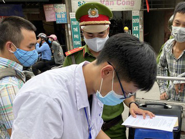 Hà Nội xử phạt hàng loạt trường hợp không đeo khẩu trang khi ra đường