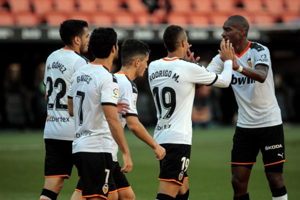 Valencia công bố có 2 thành viên dương tính với Covid-19