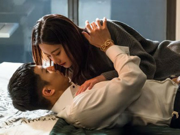 Liêu xiêu vì cô hàng xóm nóng bỏng, tôi sốc khi nhìn vợ nhét tiền vào ngực cô ta
