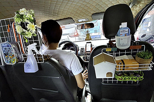 'Gia tài' sau ghế lái của anh tài xế taxi Hà Nội khiến dân mạng vừa ngạc nhiên vừa thích thú