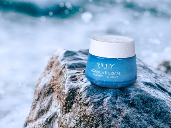 6 lọ kem dưỡng dạng gel bôi lên nhẹ như không, dù đeo khẩu trang cả ngày da vẫn ráo mượt mịn căng