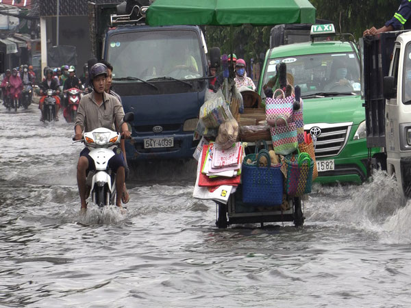 Video: Mưa lớn lúc giữa trưa ở Sài Gòn, người dân xách dép lội bì bõm trên đường phố