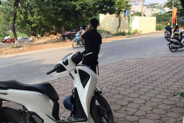 Nam thanh niên đi SH nhưng vẫn chịu mất người yêu vì đối thủ 'cao tay' hơn