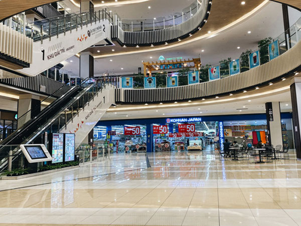 Chùm ảnh: Trung tâm Aeon Mall Bình Tân vắng tanh, đìu hiu chưa từng có giữa dịch Covid-19