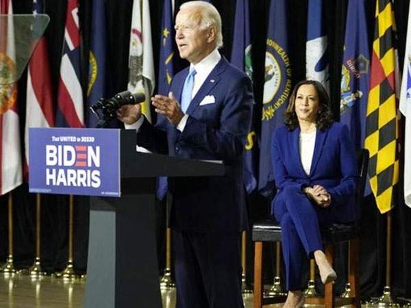 Đối thủ ông Trump nhận 'mưa tiền' sau quyết định lịch sử chọn 'phó tướng'