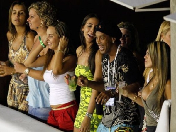 Ronaldinho tiệc tùng với người mẫu dù bị quản thúc