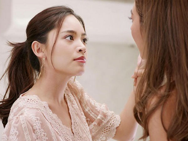 Vừa bước ra khỏi quán cà phê liền bị một cô gái khác hắt nước vào người, tôi ngơ ngác và sau đó biết lý do thì 'chết điếng'