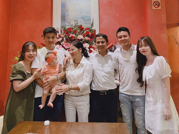 Chị dâu khoe được Quang Hải đích thân vào bếp chiêu đãi nhân dịp sinh nhật, đáng chú ý là bức ảnh chụp gia đình có mặt Huỳnh Anh