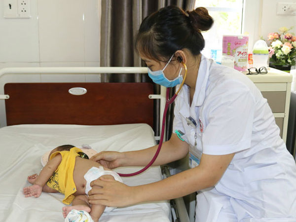 Bác sĩ cảnh báo: Vì e ngại dịch nên không đưa đến viện sớm, bé 1,5 tháng tuổi bị viêm phổi nặng, co giật toàn thân