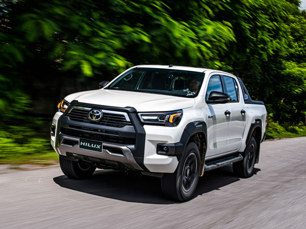 Toyota Hilux 2021 ra mắt tại Việt Nam: Giá từ 628 triệu đồng, nhiều trang bị, tăng tốc để đối đầu Ford Ranger