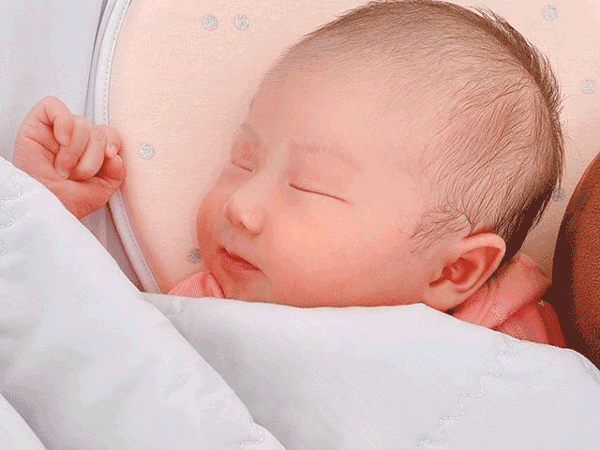 Ái nữ đầu lòng của cầu thủ Phan Văn Đức 'chiếm spotlight' bởi loạt biểu cảm siêu đáng yêu