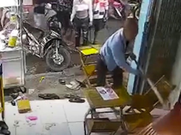 Hãi hùng nhóm côn đồ cầm mã tấu vào quán trà sữa, đập phá, chém loạn xạ