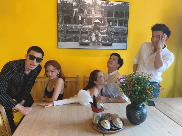 Hội bạn thân hóng Liên Bỉnh Phát hẹn hò cựu thành viên Mắt Ngọc: Dẫn ra mắt hội anh em, ngồi sát rạt còn đánh dấu 'chủ quyền'?