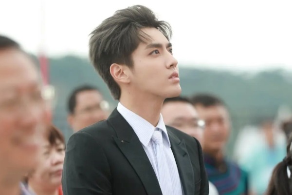 Ngô Diệc Phàm bị chỉ trích vì thái độ ngôi sao, để mặc bảo vệ xô người đi đường