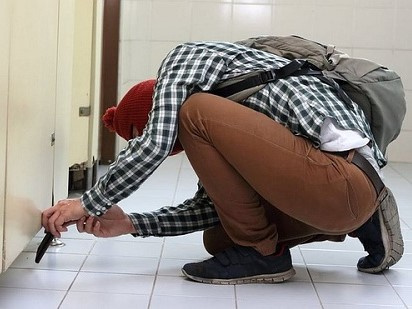 Quay lén phòng tắm bạn thân của vợ