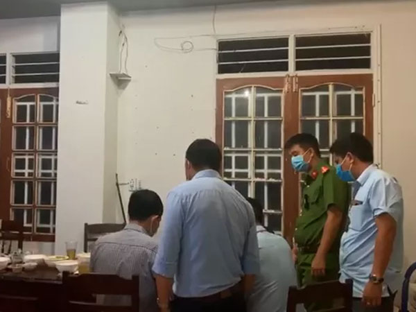 7 người tụ tập ăn nhậu khi cách ly xã hội bị phạt 35 triệu đồng