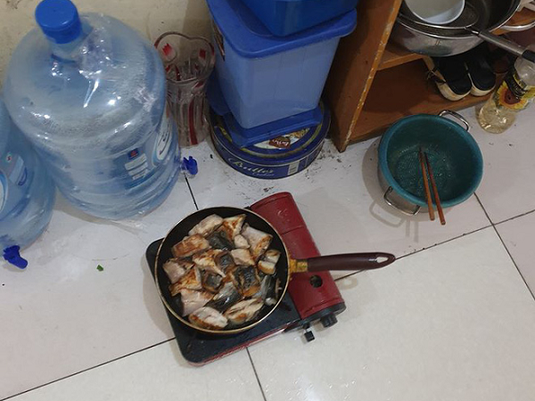Cô nàng bức xúc vì nhân viên một công ty nấu ăn ở hành lang toà nhà, góp ý còn bị mắng