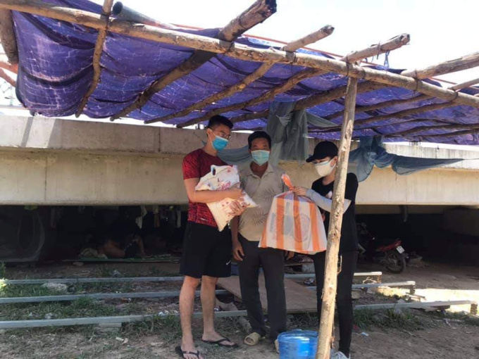 Người lao động mắc kẹt nơi tâm dịch Đà Nẵng khao khát được về nhà