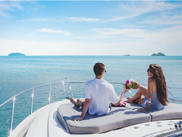 Giới siêu giàu vẫn thoải mái tiệc tùng, vi vu khắp nơi như thể đại dịch Covid-19 không tồn tại