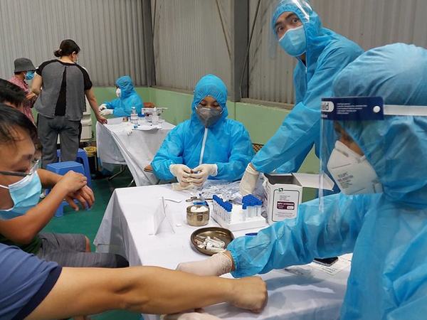 Tạm ứng kinh phí để kịp thời xét nghiệm COIVD-19 cho người có BHYT